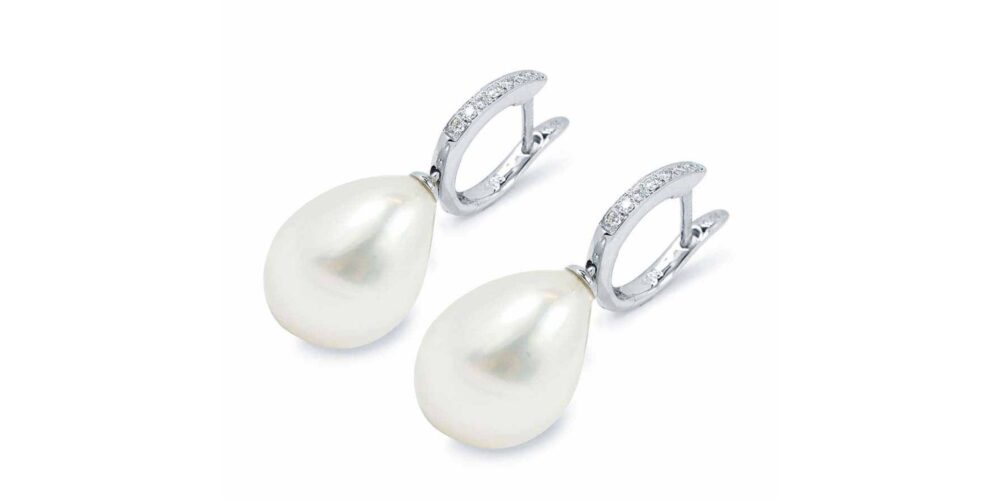 Elegáns gyöngy fülbevalók a White & Black ékszershoptól Fedezze fel a prémium gyöngy fülbevalók világát: egyedi, elegáns darabok a White & Black ékszershoptól. Prémium gyöngy fülbevalók: A stílus és elegancia jelképei A kiemelkedő minőségű prémium gyöngy fülbevalók az időtlen elegancia és a kifinomult stílus megtestesítői. Az egyedi, kézzel készített darabok különleges választékát kínálja a kollekció, amely magában foglal sósvízi, édesvízi és ritka tahiti igazgyöngyökből készült ékszereket, gyakran gyémántokkal kombinálva. Ezek a páratlan szépségű ékszerek nem csupán alkalmi viseletre, hanem mindennapi eleganciára is tökéletes választást jelentenek. A gondos kivitelezés és az aprólékos részletek teszik igazán különlegessé ezeket a gyöngy fülbevalókat. A minőségi értékek tekintetében minden darab szigorú kritériumoknak felel meg, különös tekintettel a gyöngy méretére, formájára, fényére és tartósságára. A természetes igazgyöngyök szabályos kerek formájuktól a különleges, egyedi alakzatokig terjednek, mindegyik saját karaktert kölcsönözve az ékszernek. A szakértő ékszerkészítők csak a legszebb gyöngyöket válogatják ki, amelyek tökéletes fénnyel és minimális felületi hibával rendelkeznek. A White & Black minőségi gyöngy fülbevalói évtizedeken át megőrzik szépségüket és értéküket, így nemcsak ékszerek, hanem valódi befektetések is. White & Black Ékszershop Budapest: a gyöngyékszerek szakértője A White & Black ékszershop Budapest több mint 25 éves tapasztalattal rendelkezik a prémium ékszerek világában, különös szakértelemmel a gyöngyékszerek terén. Az exkluzív szolgáltatások között szerepel a garancialevél, a valódiságot igazoló tanúsítvány, valamint ingyenes díszdoboz minden vásárláshoz, továbbá gyűrűk esetében díjmentes méretállítás és korlátlan jótállás. Az üzlet filozófiája szerint a minőség és az ügyfélelégedettség a legfontosabb, ezért minden ékszert gondosan ellenőriznek, mielőtt az a vásárlóhoz kerülne. A személyre szabott tanácsadás lehetővé teszi, hogy minden vásárló megtalálja a számára tökéletes darabot. A központi budapesti üzlet a XIII. kerületi Pozsonyi út 33/B alatt található, ahol széles termékskála és szakértő személyes tanácsadás várja az érdeklődőket. A bolt kínálatában megtalálhatók a legkülönfélébb gyöngy fülbevalók, a klasszikus fehér akoya gyöngyöktől kezdve a különleges fekete tahiti gyöngyökig. Minden ékszer kézzel készül, a legmagasabb minőségű nemesfémekből és gondosan válogatott igazgyöngyökből. A szakértő eladók segítenek megtalálni a személyiséghez és alkalomhoz leginkább illő ékszert, legyen szó ajándékról vagy saját részre történő vásárlásról. Igazgyöngy típusok és különbségek A sósvízi és édesvízi gyöngyök között jelentős különbségek fedezhetők fel, mind tenyésztési módszerük, mind pedig minőségi jellemzőik tekintetében. A sósvízi gyöngyök tenyésztése hosszadalmasabb folyamat, általában 3-10 évet vesz igénybe, míg az édesvízi gyöngyök mindössze néhány hónap alatt kifejlődnek. Ez a különbség a gyöngyházréteg vastagságában és keménységében is megmutatkozik, a sósvízi gyöngyök tartósabbak és ellenállóbbak a karcolódással szemben. A minőségi sósvízi gyöngyök fénye és csillogása általában intenzívebb, ami különösen értékessé teszi őket a gyöngyékszerek világában. A gyöngyök színekben és formákban is rendkívül változatosak, a klasszikus fehér árnyalatoktól kezdve a rózsaszín, fekete, sárga és egyéb különleges színekig. A szabályos kerek forma mellett léteznek különböző egyedi formájú gyöngyök is, mint például a barokk, token, csepp vagy gomb alakúak. Minden szín és forma egyedi karaktert kölcsönöz az ékszernek, így mindenki megtalálhatja a személyiségéhez és stílusához leginkább illő darabot. A White & Black üzletében a szakértők segítenek eligazodni a különböző típusok között, hogy a vásárló a legjobb választást hozhassa meg. Online vásárlási lehetőségek és garanciák A White & Black ékszershop rugalmas online vásárlási lehetőségeket kínál, amelyek közül kiemelkedik a 14 napos ingyenes visszaküldési opció. Ez a szolgáltatás biztosítja, hogy a vásárlók kockázatmentesen rendelhessék meg az ékszereket, hiszen ha mégsem lennének elégedettek, probléma nélkül visszaküldhetik azokat. Emellett a 30 napos cseregarancia további biztonságot nyújt, lehetővé téve a termék cseréjét, ha az mégsem nyeri el a vásárló tetszését. Az online vásárlás így ugyanolyan biztonságos és kényelmes, mintha személyesen keresnék fel az üzletet. Elegáns gyöngy fülbevalók a White & Black ékszershoptól